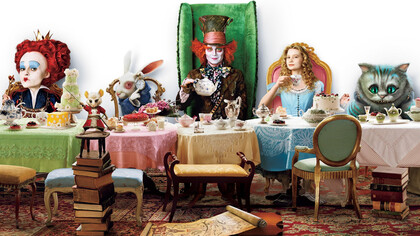 Alice no País das Maravilhas. Dirigido por Tim Burton. Interpretes, Mia Wasikowska, Johnny Depp, Anne Hathaway, Helena Bonham Carter and Matt Lucas. Data de lançamento de 2010