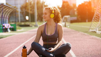 Mujer relajándose tras practicar deporte