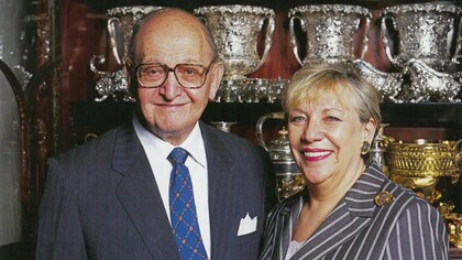 Alan e Simone Hartman posano davanti a una parte della loro collezione di argenti