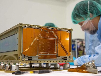 Cubesat Artemis 1 durante la produzione e il checkout nello Space Systems Processing Facility (SSPF) del Kennedy Space Center