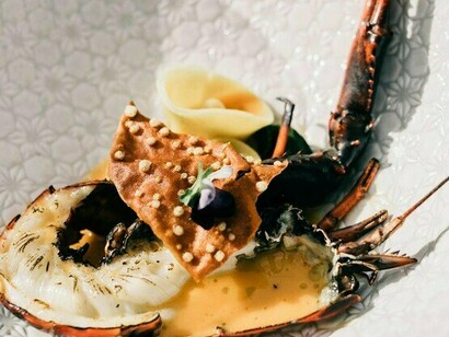 Prato de frutos do mar. O chef pode pedir ideias a todos da equipe na hora de alterar algum prato do menu, mas além disso o trabalho de um cozinheiro é reproduzir perfeitamente da maneira que o chef decide que as coisas devem ser feitas, sem nenhuma mudança do que foi planejado e ensinado por ele