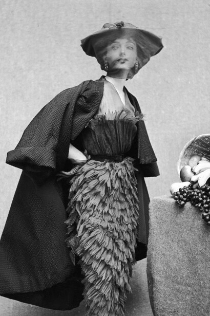 Abito di Cristobal Balenciaga. Foto di Gordon Parks, 1950
