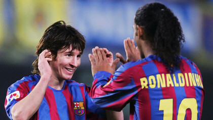 Ronaldinho Gaucho e Lionel Messi em campo quando jogavam pelo club Barcelona em 2008