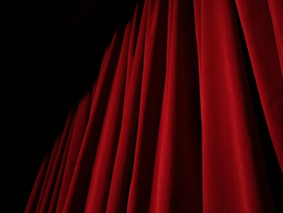 Depois de um tempo, entrei para o teatro Lala Schneider, pois sempre fui muito comunicativo, mas no primeiro ensaio, eu já entendi que estar ali me preenchia. Descobri um lugar de afeto, de criatividade, um espaço onde eu me sentia muito bem. Ali eu percebi que queria seguir esse caminho. Fiz minha primeira peça de teatro, junto com a minha melhor amiga, e aquilo foi muito especial
