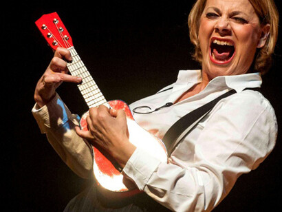 Maria Cassi scatenata durante lo spettacolo