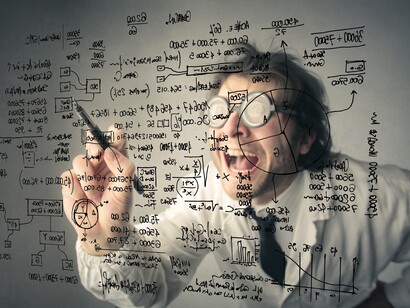 Un científico trabajando en sus fórmulas