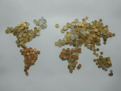 Die Handelskonfrontation zwischen den beiden Mächten hat geopolitische Auswirkungen, die alle Kontinente erreichen und Allianzen, strategische Investitionen und Handelsrouten neu konfigurieren