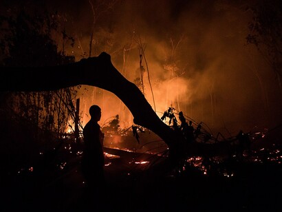 Uma queimada de grande porte em área de desmatamento e vista as margens da rodovia BR-230 no município de Apuí, Amazonas. Foto: Bruno Kelly/Amazônia Real