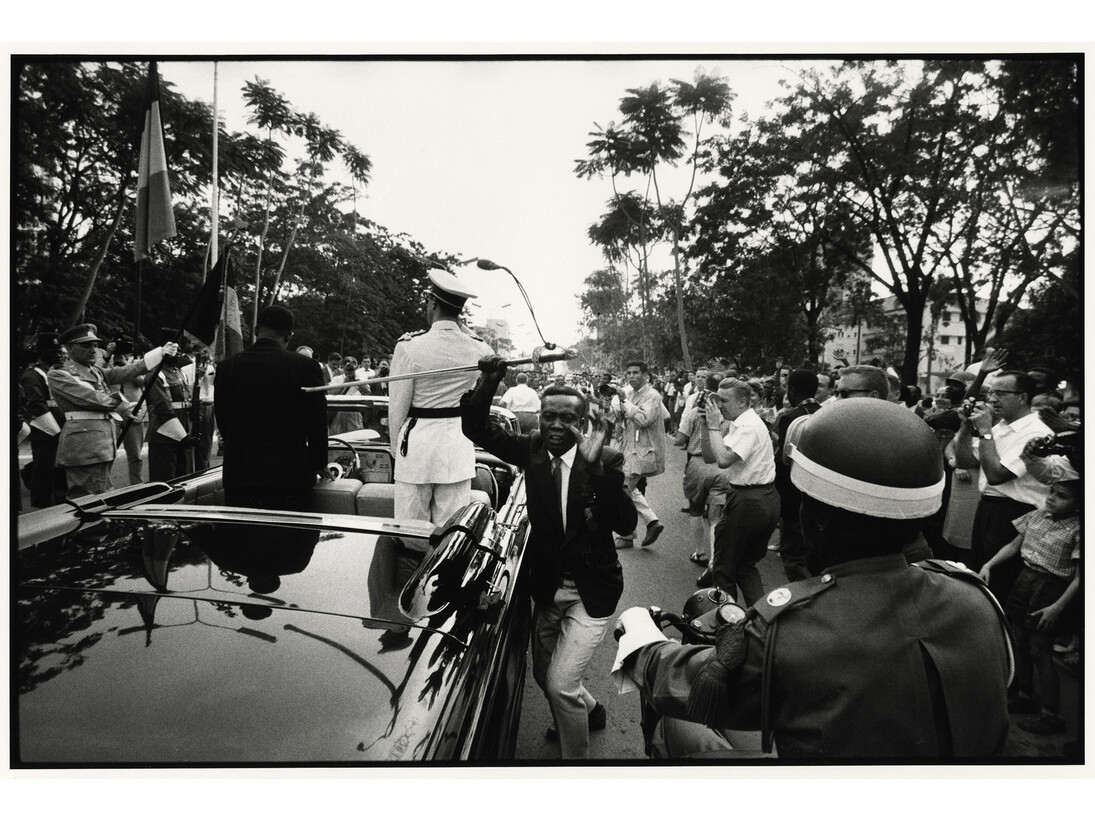 Robert Lebeck, Leopoldville [Young man steals the sword of King Baudouin I, during procession with newly appointed President Kasavubu], Leopoldville, Republic of the Congo (now Democratic Republic of the Congo), June 30 1960, Gelatin silver print, RIC.2012.0111, Collection of the Ryerson Image Centre