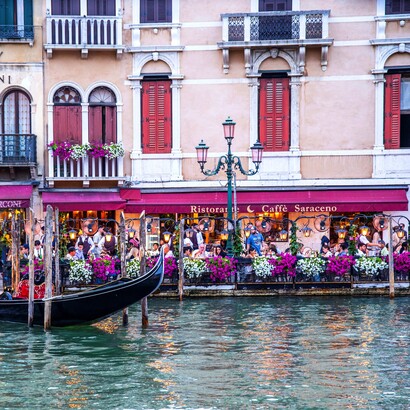 Caffè ristorante Saraceno dal Canal Grande. Venezia, Italia