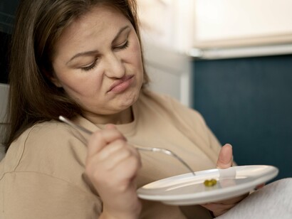 Mulher com transtorno alimentar. A exposição intensa aos padrões pode levar a uma insatisfação corporal generalizada, pressionando os indivíduos a adotar comportamentos prejudiciais para se alinhar com esses ideais. Por exemplo, a estética promovida por muitos influenciadores frequentemente prioriza a magreza extrema