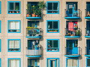 Apartamentos. Pequenos ditadores em potência de condomínios com quotas em atraso, alheios à velocidade do mundo, com a Europa a tremer de frio e o Putin a testar uma nova arma