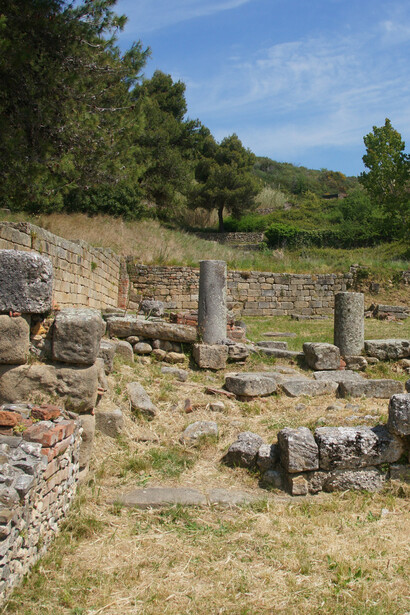 Velia es más conocida por ser el hogar de los filósofos Parménides y Zenón de Elea, así como por la escuela eleática de la cual formaron parte