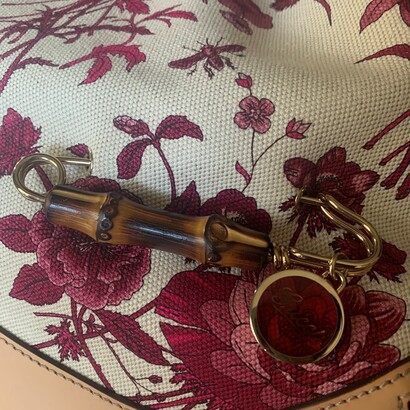 Dettaglio della borsa con manico in bambù, dettagli in palle e stampa "Flora" su cotone, versione monocolore, di Frida Giannini. Foto di Raffaella Cesareo