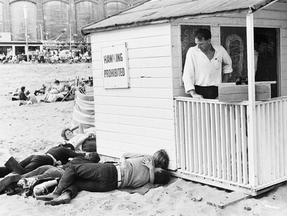 Tony Ray-Jones, Location unknown, possibly Broadstairs, c. 1967. Courtesy of National Media Museum collection

