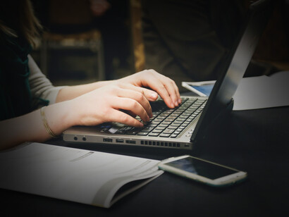 RAE: en los textos de carácter académico o científico es preferible utilizar una referencia bibliográfica