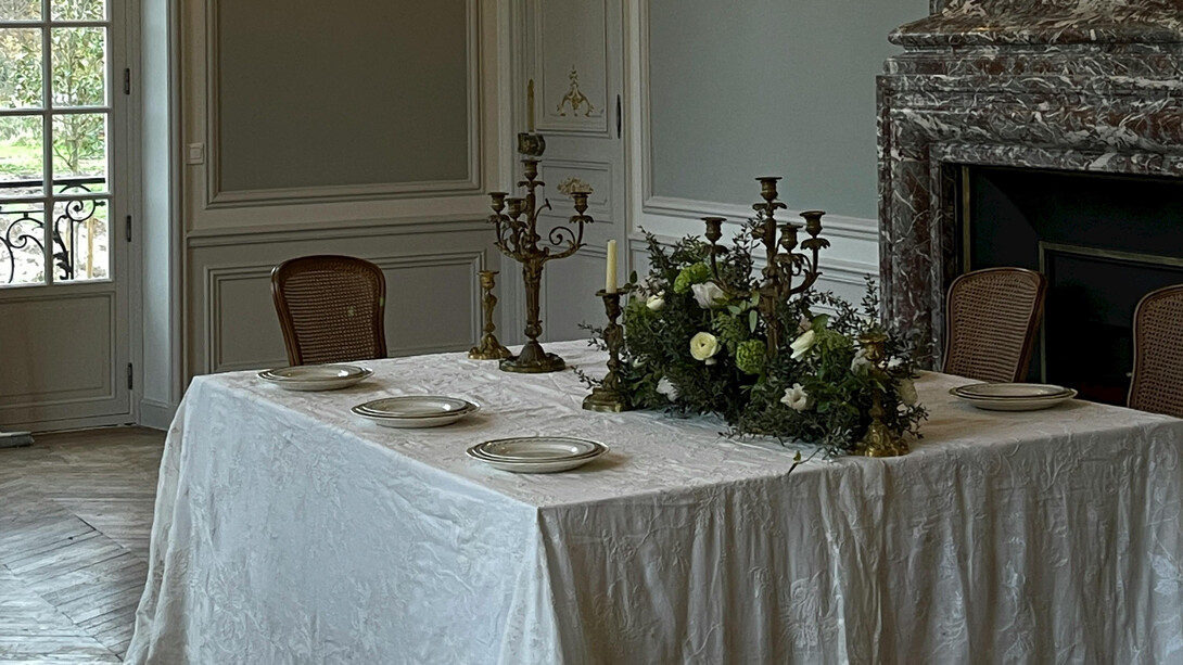 Mesa posta de forma a funcionar com instruções de etiqueta por família burguesa