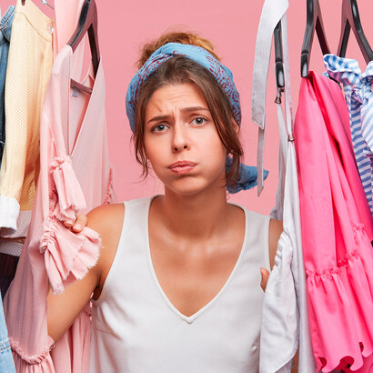 Garota frustrada. Invista em peças de segunda mão