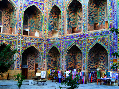 Un comercio al aire libre en el centro de Jizzakh, Uzbekistán