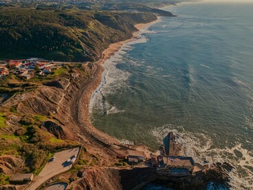 Porto das Barcas, em Portugal. A pesca, especialmente na Praia de Porto das Barcas e na Praia da Peralta, foi outra atividade essencial para a comunidade local. A proximidade ao mar garantiu à Atalaia uma fonte de sustento e ajudou a estabelecer fortes ligações comerciais com outras localidades costeiras