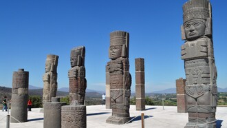 Telamones, Tula, México. O sucesso do livro levou à produção de um documentário homônimo, lançado em 1970 e baseado nas ideias apresentadas por von Däniken