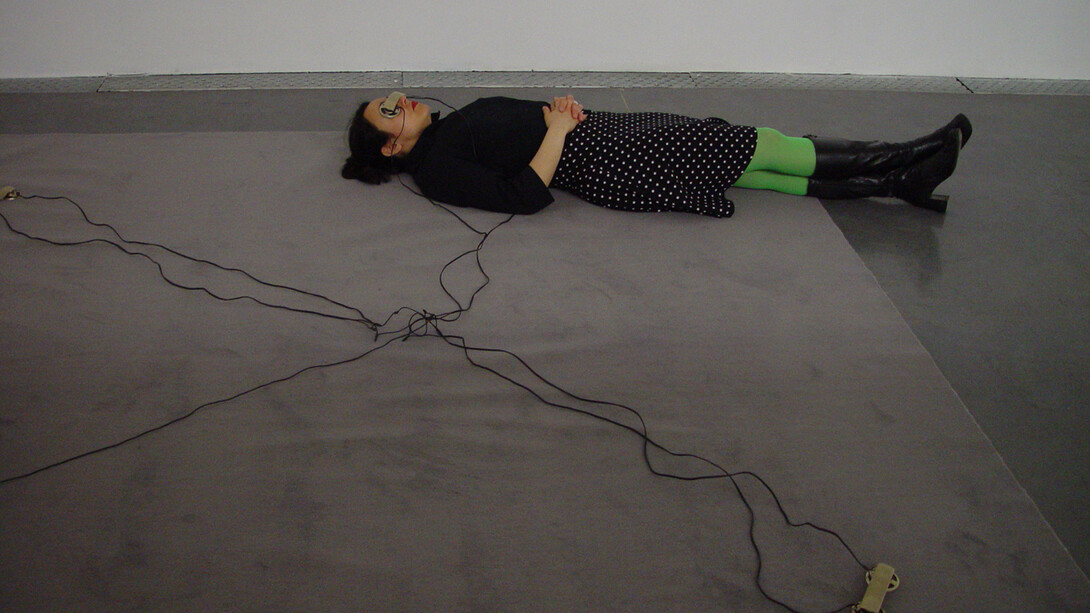 Music for the Eyes, 1981, 3 paires de haut-parleurs, reliées par du feutre blanc, câble audio, CD, lecteur CD, dimensions variables, 3 pairs of speakers, linked by white felt, audio wires, CD, CD player, variable size