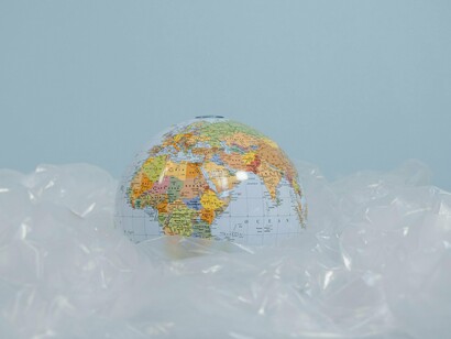 O uso de tecnologias digitais tem sido outro ponto relevante dessa produção. Contrariando expectativas essencialistas, muitos artistas indígenas incorporam ferramentas digitais em suas práticas. A plataforma online "Vídeo nas Aldeias", por exemplo, documenta desde 1986 o uso do audiovisual por realizadores indígenas, enquanto iniciativas mais recentes como a Rede Indígena de Memória e Museologia Social desenvolvem projetos de documentação digital de saberes