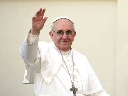 El papa Francisco saluda a sus fieles