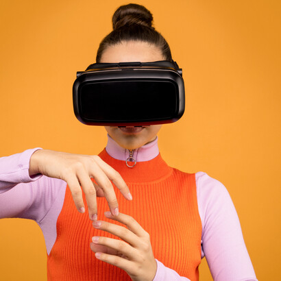 Jovem vive experiências em realidade virtual