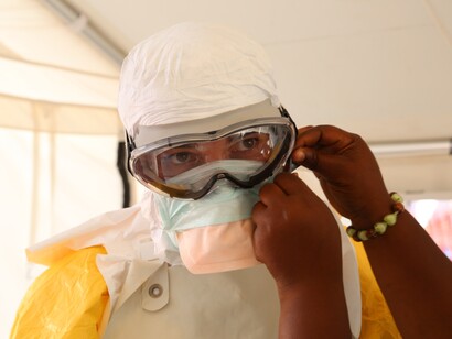 David Noguera con un traje de protección