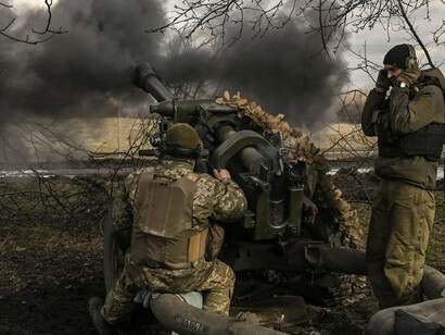 Tropas ucranianas disparan un obús hacia las posiciones rusas cerca de Bakhmut, en el este de Ucrania. Fotografía: Aris Messinis