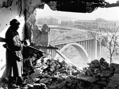 Soldados republicanos resistiendo entre las ruinas de una casa de Teruel, España, en el invierno de 1938