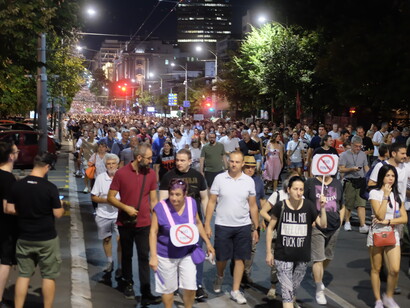 Rio Tinto se nombra “ocupante” y el héroe nacional Miloš Obrenović (nacido en uno de los pueblos impactados por las concebibles minas) ondea en banderas de los manifestantes. Protesta contra la minería de litio y Rio Tinto,   10 de agosto de 2024, Belgrado, Serbia