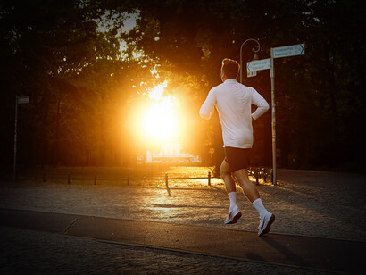 Hombre corriendo al amanecer. Uno de los resultados de correr es un aumento de la capacidad de oxigenar el cuerpo