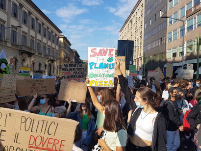 Estudiantes marchando en Milán para la manifestación previa a la COP26 en "Viernes por el Futuro". El cartel central dice "¡Salven el planeta, es el único que tiene pizza!"  Milán, Italia, el 24 de mayo de 2019