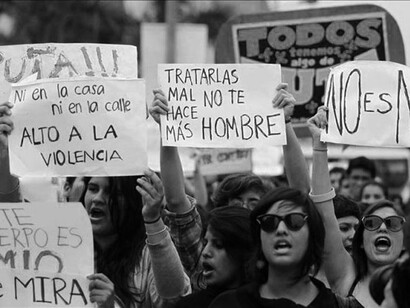 Mujeres exigiendo una ley contra el abuso doméstico