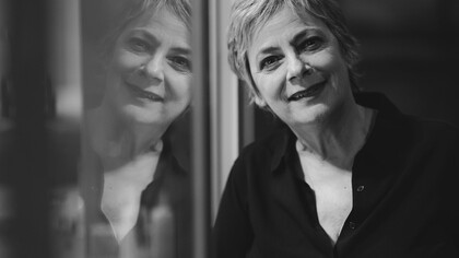 Maria Cassi riflessa. Come insegna la tradizione: nella comicità c’è sempre tristezza. L’attrice ha fondato il Teatro del Sale di Firenze, con il marito Fabio Picchi, scomparso nel 2022 © Leonardo Giannini