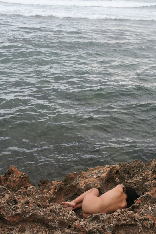 Regina José Galindo, Isla, 2006, Foto: Engel Leonardo. Santo Domingo, Repubblica Dominicana.
