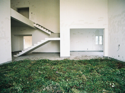 Andi Schmied, “Grass House”, 2014, © Andi Schmied,
Courtesy Daniel Blau