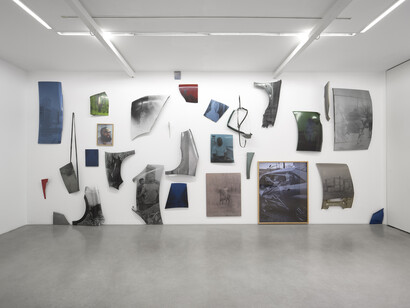 Mohamed Bourouissa, I'm Smilling And I'm Acting Nothing Wrong, 2015, 29 Tirages argentiques sur capot de voiture / 29 silver prints on car hoods, Dimensions variables / Variable dimensions, Vue de l’exposition / View of the exhibition « Hustling », kamel mennour, Paris, 2015 © Mohamed Bourouissa. Photo: Julie Joubert, Courtesy the artist and kamel mennour, Paris