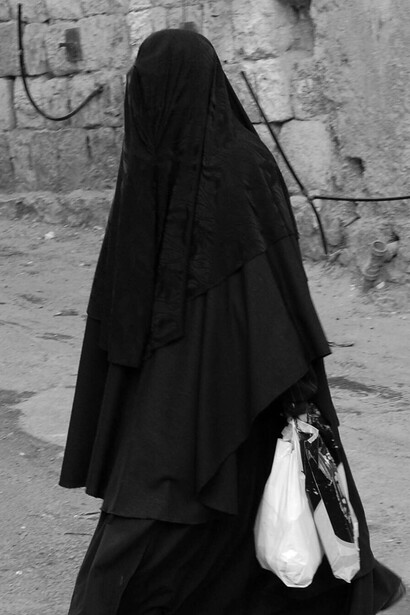 In Iran, l'hijab è obbligatorio per legge dal 1983 e le donne devono coprire i capelli e indossare abiti larghi in pubblico; la polizia morale vigila sul rispetto di questa norma, punendo chi non la osserva