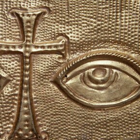 Placca votiva con croce a bracci espansi fra due occhi, VI-VII secolo, incisione e lavorazione a sbalzo, Città del Vaticano, Fabbrica di San Pietro ©Fabbrica di San Pietro in Vaticano