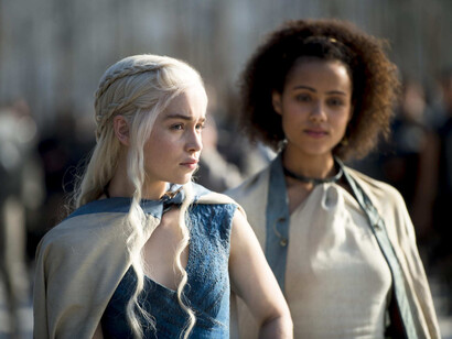 Juego de Tronos. Emilia Clarke como Daenerys Targaryen y Nathalie Emmanuel como Missandei