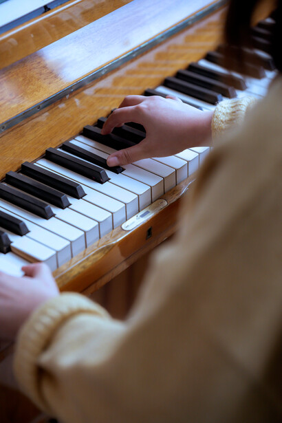 Professora faz estudo continuado sobre piano. Acompanhe as tendências educacionais e tecnológicas para proporcionar um ensino relevante e engajar os alunos