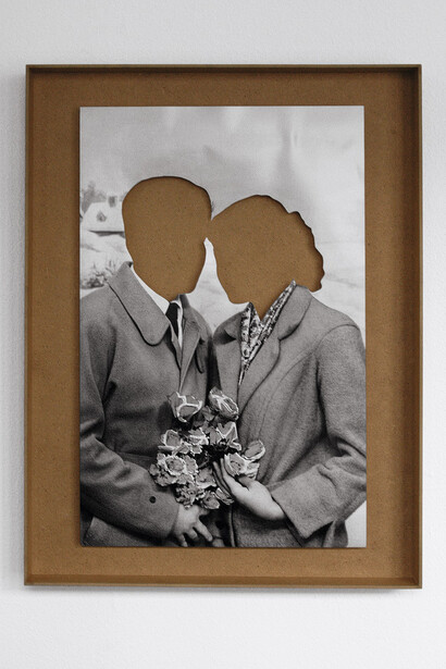 Hans-Peter Feldmann, Lovecouple (Liebespaar), Black and white photograph glued in an open wooden box
40 x 60 x 5 cm © Courtesy of the artist and Simon Lee Gallery