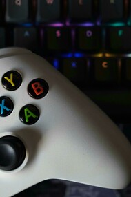 Como consequência desse contexto, muitos jogos lançados até o momento são de caráter multigeracional, isto é, foram desenvolvidos para consoles da geração anterior (PlayStation 4 e Xbox One) e também adaptados para a nova geração com melhorias gráficas e técnicas, mas sem tirar pleno proveito do novo hardware. Exemplos emblemáticos são “Horizon Zero Dawn” e “God of War”, que, embora lançados originalmente para o PS4, receberam versões remasterizadas para o PS5. Essa multigeracionalidade limitou avanços significativos advindos das tecnologias exclusivas da nova geração, como o SSD ultrarrápido do PS5, que permite carregamentos quase instantâneos e aprimora a experiência de jogo por meio da redução de telas de loading