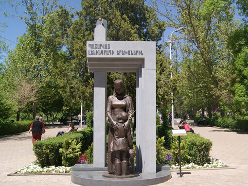 Hoy se han creado nuevas formas: guetos, bloqueos, embargos, sanciones, políticas antiinmigración, espacios aéreos cerrados, criminalización internacional de líderes políticos, etc. Monumento a los niños de Leningrado sitiado. 80.º aniversario del fin total del bloqueo