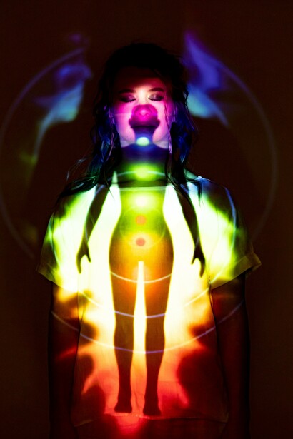 Aura. Siamo stati abituati a pensare all’aura come a una sola emissione di biofotoni che il corpo irradia ma in realtà sono più strati luminosi che avvolgo il corpo fisico