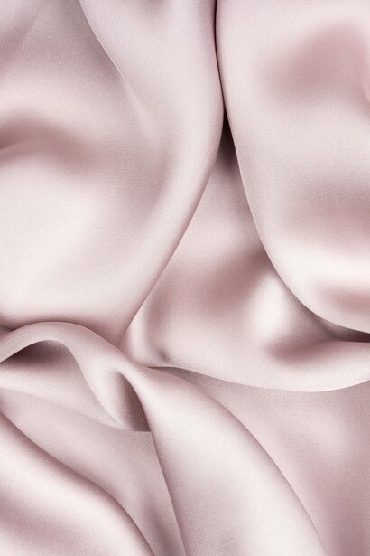 I tessuti di alta gamma, come il pizzo francese e le fibre sostenibili, sono stati protagonisti delle nuove collezioni