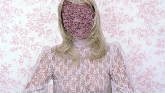 A la pregunta por la feminidad, Robyn Cummings ofrece en "Lady Things" una respuesta tan delicada como perturbadora